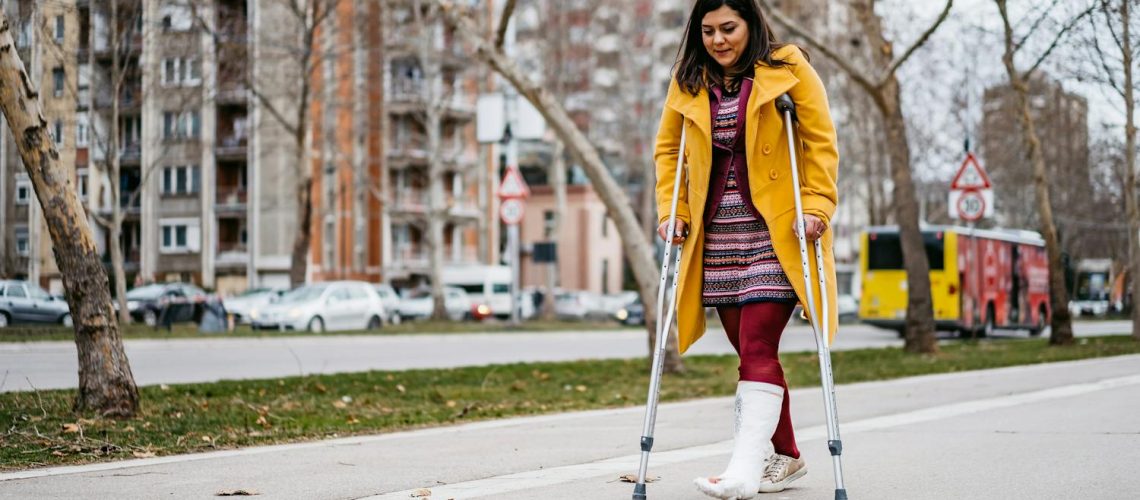 Comment marcher avec des béquilles ? Les bons gestes à adopter